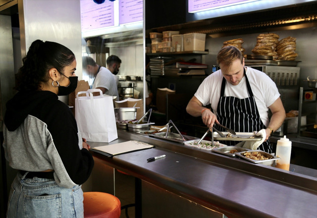 İngiltere'de bakanın istifası, kebap dağıtılarak kutlandı - Resim: 2