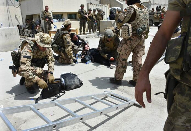 Kabil Havalimanı'nda izdiham çıktı 17 kişi yaralandı - Resim: 0