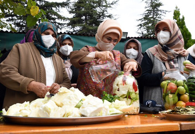 Emine Erdoğan turşu kurma etkinliğine katıldı Cumhurbaşkanı Erdoğan da istedi - Resim: 1