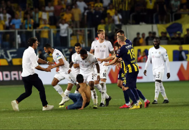 Başkent'te skandal! Ankaragücü taraftarı Beşiktaşlı futbolculara uçan tekme attı! - Resim: 3