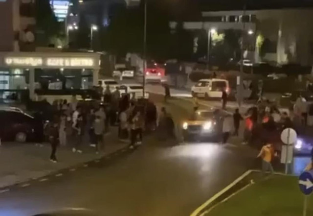 Öfkeli sürücü dehşet saçtı! Kutlama yapan Galatasaray taraftarlarının arasına daldı: 2 kişi yaralandı - Resim: 1