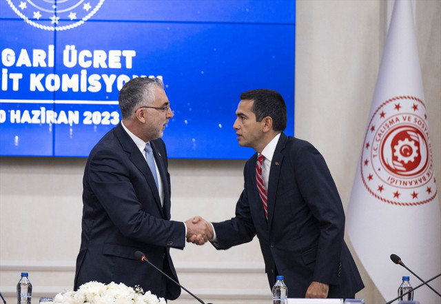 Zamlı asgari ücret belli oldu! 2023 Temmuz zamlı asgari ücret rakamı 11 bin 402 lira oldu... - Resim: 1