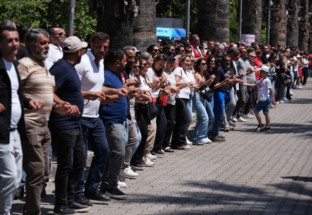 İzmir'deki grevde kılıçlar çekildi Cemil Tugay'ın maaş oylaması hamlesine flaş yanıt - Resim: 0