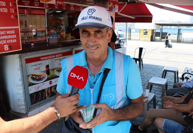 Üsküdar'da 70 milyonluk bileti satan seyyar satıcı konuştu: Talihli bana bir telefon açsa yeridir - Resim: 0