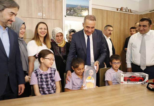 Sultangazi Belediye Başkanı Abdurrahman Dursun yardımsever öğrencileri ziyaret etti! - Resim: 1