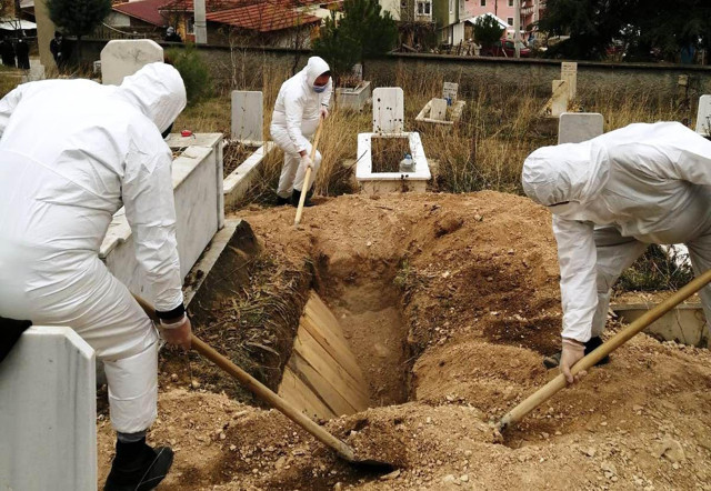 Kütahya'da 5 dakika arayla bir olan kader! Koronavirüs hastası çift hayatını kaybetti - Resim: 1
