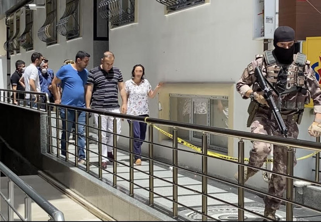 Esenyurt'ta bekçi sevgilisi ayrılmak isteyince kadının gözü döndü! Silahı başına dayadı - Resim: 0