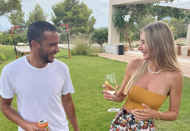 Acun Ilıcalı'nın eski karısı tanga bikinisiyle kucakta öpüşme pozları verdi! 'Bu kadarı da fazla" dedirtti - Resim: 1