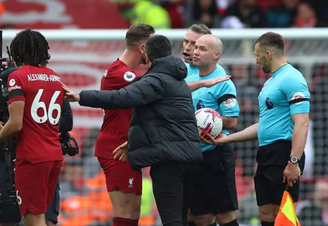 Premier Lig'de skandal olay! Liverpool Arsenal maçında hakem yıldız futbolcuya dirsek attı - Resim: 3
