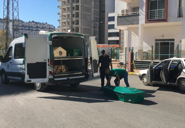 Mersin'de karısını tüfekle vuran koca aracında intihar etti - Resim: 1