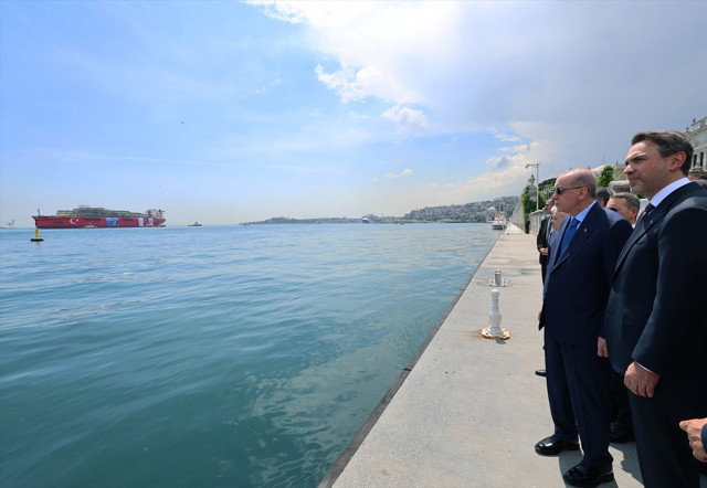 Türkiye'nin ilk Yüzer Üretim Tesisi Osman Gazi Gemisi, İstanbul Boğazı'ndan geçiyor - Resim: 1