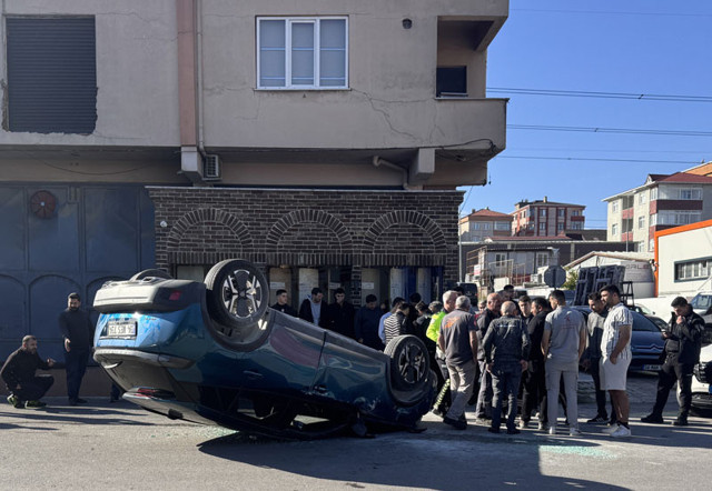 Ataşehir'de panelvanla çarpışan otomobil ters döndü - Resim: 0