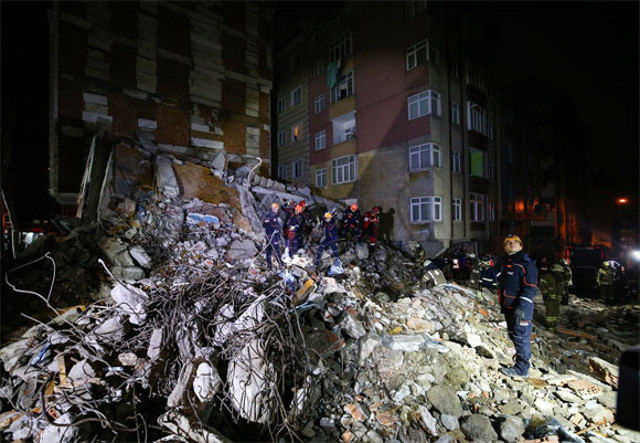 İstanbul'da çöken binada yaşam belirtisi yok - Resim: 0