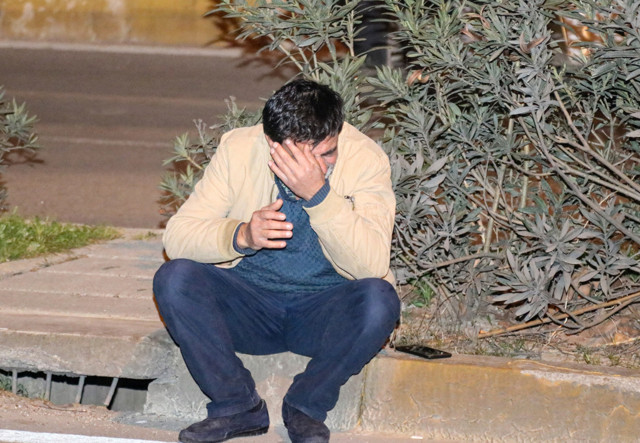 Antalya'da otomobil ağaca çarptı sürücü sıkışarak can verdi - Resim: 1