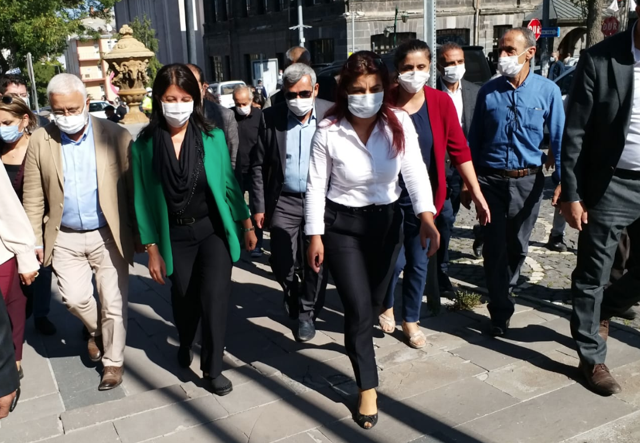 HDP'li vekillerden polise hakaret: Terbiyesiz, bana sicili söyle - Resim: 0