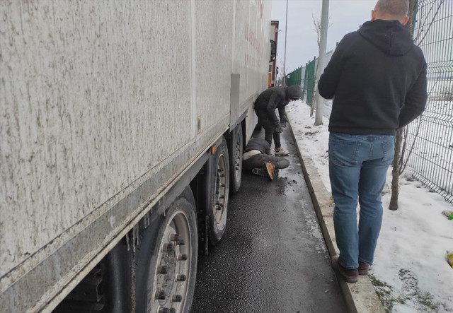 Sırbistan'da görev yapan Türk polisi düzensiz göçmenleri donmaktan kurtardı - Resim: 0