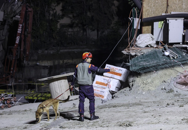 İstanbul'da facianın eşiğinden dönüldü: Önce istinat duvarı ardından 3 katlı özel üniversite binası çöktü - Resim: 4