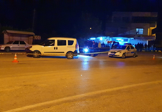Polisin 'dur' ihtarına ateşle karşılık verdiler, kaza yaptılar! 1 ölü, 2 yaralı - Resim: 0