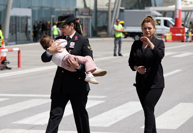 Şehit askere veda! Emre Polat Sivas'ta son yolculuğuna uğurlandı, 2 küçük çocuk babasıymış... - Resim: 0