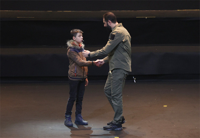 Halep'teki yıkımın sembol ismiydi Ümran bebek Şara ile sahnede böyle kucaklaştı - Resim: 1