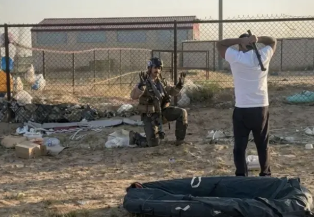 Kuveyt'de bir ABD uçağı düşürüldü! Pilotu aracın bagajına bindirip götürdüler - Resim: 1