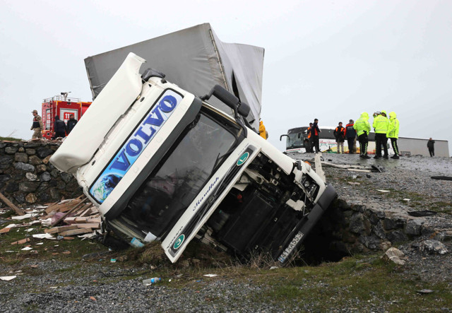 Bitlis'te otomobil ile tır çarpıştı! Feci kazada 2 kişi öldü - Resim: 1