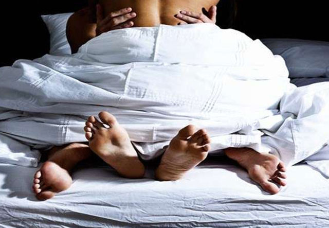 Şoke eden gelenek! Gerdek gecesi kızlarının bekaretini... - Resim: 1