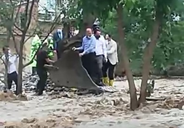Bakanlar Giresun'daki selde mahsur kalanlara kepçeyle ulaştı! Günün fotoğrafı - Resim: 0
