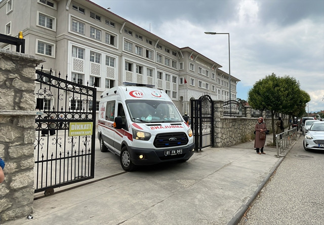 Sınava zamanında gitti ama okulda başına gelmeyen kalmadı! Sınava giremedi ambulansla çıktı - Resim: 0