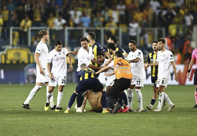 Başkent'te skandal! Ankaragücü taraftarı Beşiktaşlı futbolculara uçan tekme attı! - Resim: 0