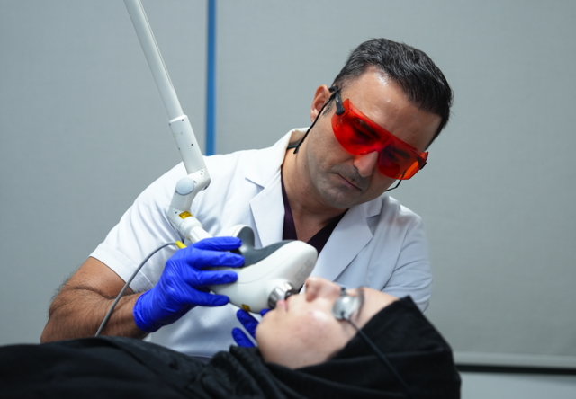 Dermatoloji Uzmanı Prof. Dr. Ali Balevi açıkladı: Yeni nesil yöntemlerle akne izlerinde etkili sonuçlar - Resim: 0