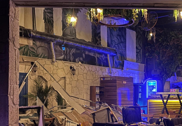 İzmir'de eğlence merkezinde facia! Dekor duvar çöktü yaralılar var - Resim: 1