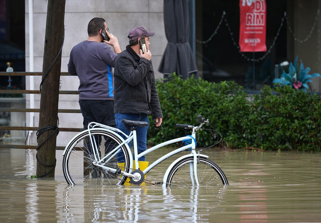 İzmir'i sağanak vurdu! Çeşme'nin haline bakın - Resim: 1