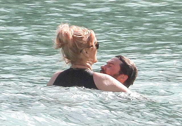 20. evlilik yıl dönümlerini denizde kutladılar - Resim: 1