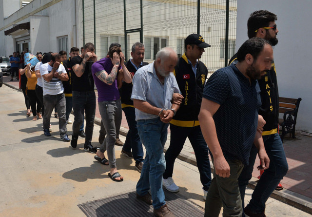 Çete kimsesiz ve maddi durumu olmayan kadınları kandırmışlar - Resim: 0