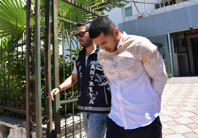 İranlı turistlerin yaptığına bak! Hırsızlık yaparken yakalandılar - Resim: 1