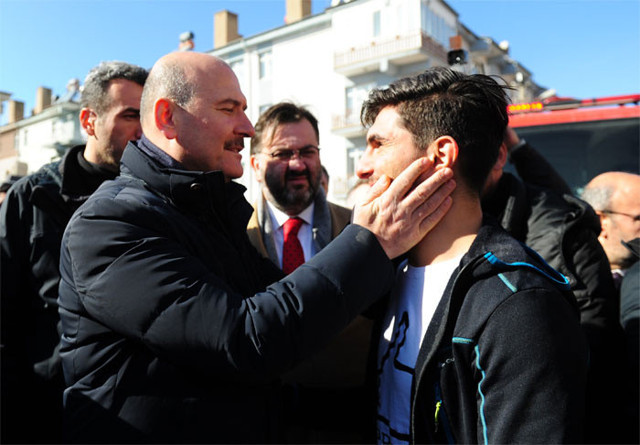 Bakan Süleyman Soylu depremzedeleri enkazdan çıkaran SuriyeIi Mahmud'a sarılarak teşekkür etti - Resim: 0