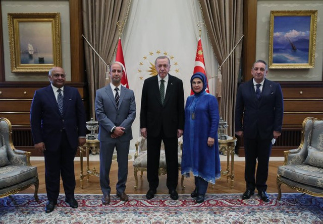 Erdoğan Dr. Owase Jeelani ve ameliyatlarını gerçekleştirdiği siyam ikizlerini kabul etti - Resim: 0