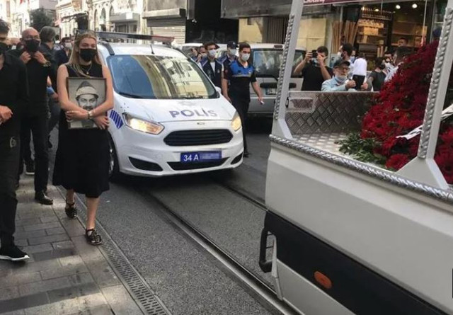 Ferhan Şensoy son yolculuğuna uğurlandı. Kızları gözyaşlarına boğuldu - Resim: 1