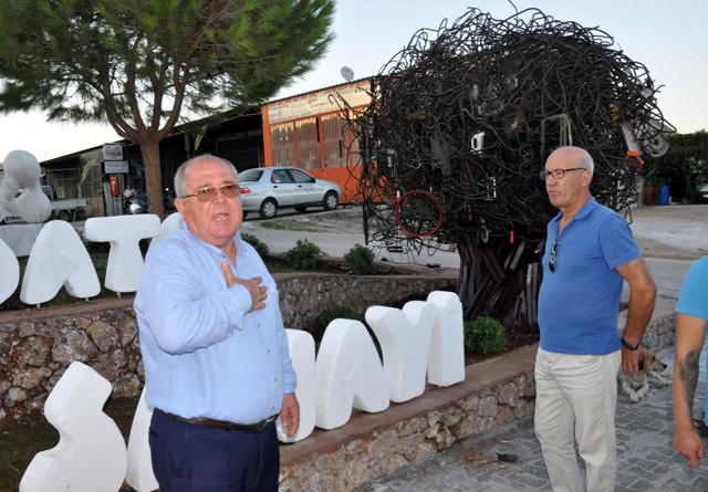 Datça Belediye Başkanı Gürsel Uçar heykel açılışında esnaf eksik olunca tarihi erteledi - Resim: 2