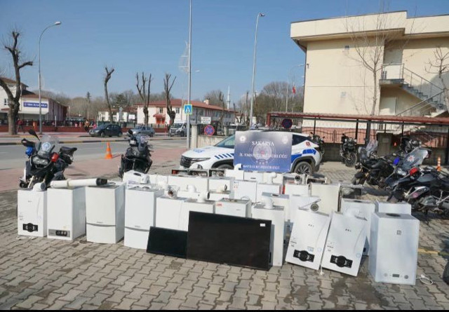Sakarya'da yazlık evlerden beyaz eşya çalan 14 şüpheli yakalandı - Resim: 0