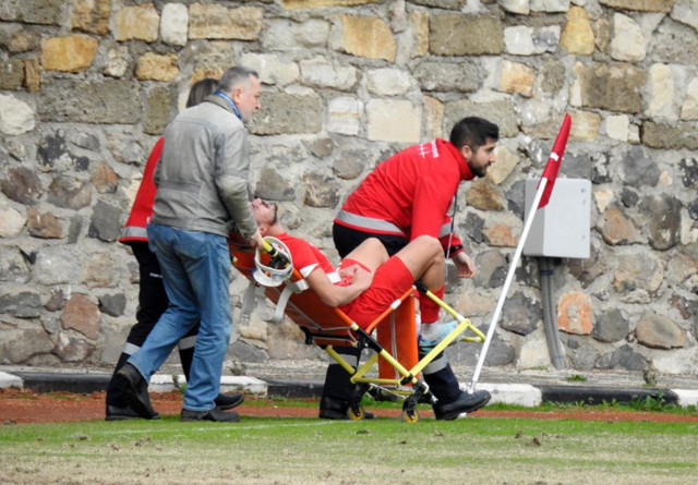 Korkutan sakatlık! Kaleci ile çarpışan futbolcunun 3 kaburgası kırıldı - Resim: 0