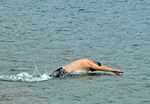 Antalya'da kar manzarası eşliğinde denize girdiler sahilde piknik yaptılar - Resim: 0