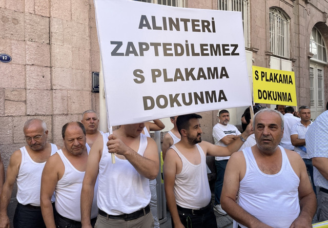 İzmir'de "S plaka" mağdurlarından "yarı çıplak" eylem - Resim: 1