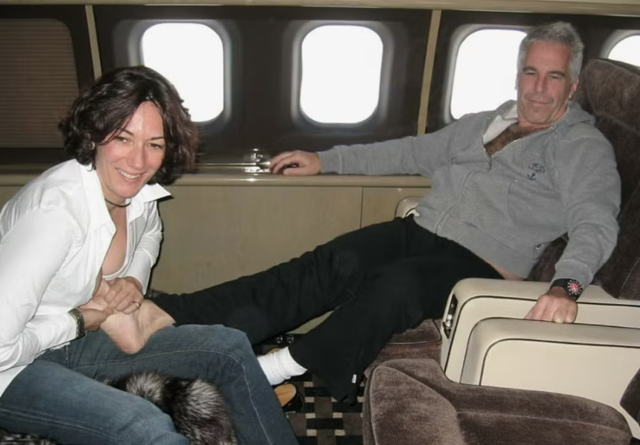 Epstein belgesindeki en sapkın eylem! 2 kadını cinsel ilişki sırasında... - Resim: 1