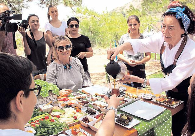 Fatma Girik tacizle suçlanan Talat Bulut'u savundu ortalık ayağa kalktı - Resim: 2