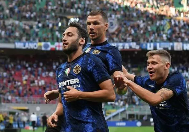 Hakan Çalhanoğlu ilk maçında İtalya'yı salladı! 1 gol 1 asist - Resim: 0