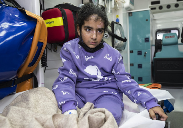 Türkiye, ilk defa Gazze'den yaralı getirdi! Gazzeli çocukları Ankara'da Sağlık Bakanı Koca karşıladı - Resim: 2