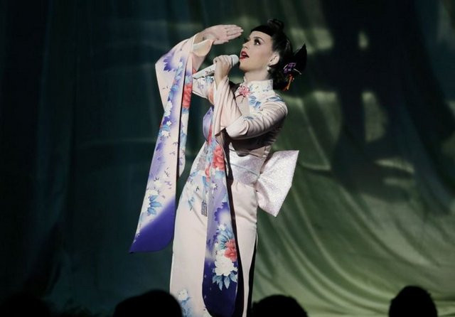 Geyşa kıyafeti tartışma yarattı! - Resim: 2