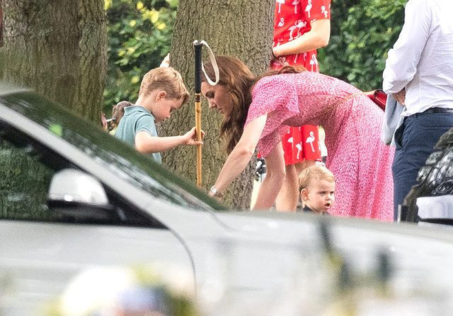 Yerden yere vurdular! 'Daha bebek tutmayı bilmiyorsun' - Resim: 1